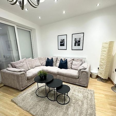 Retreat To A Stylish Ensuite In 런던 외부 사진