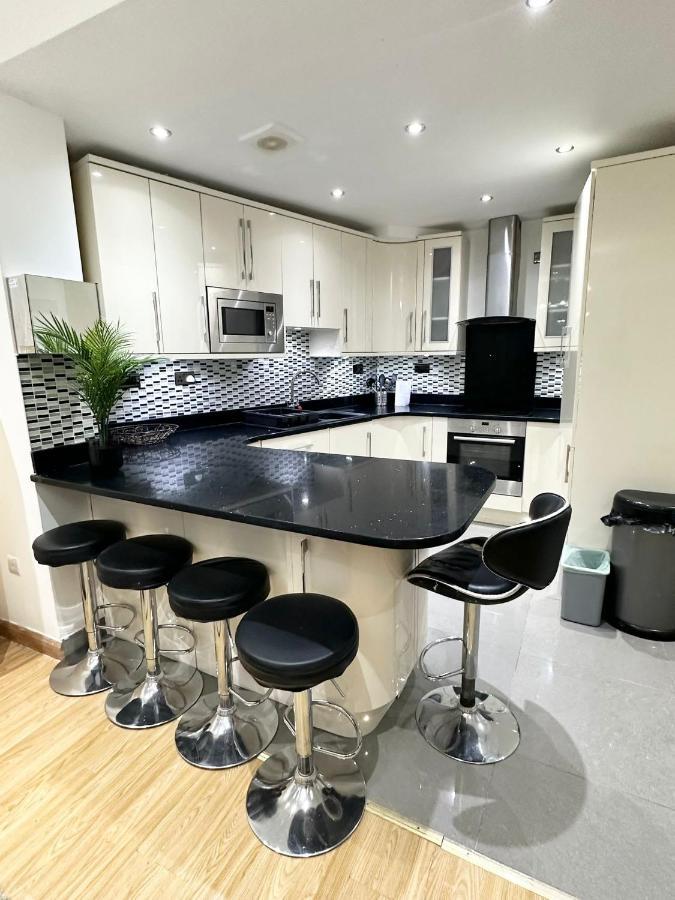 Retreat To A Stylish Ensuite In 런던 외부 사진