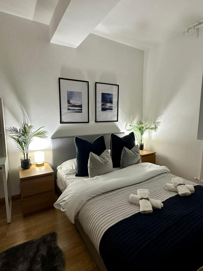 Retreat To A Stylish Ensuite In 런던 외부 사진