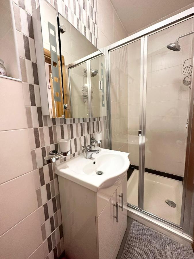 Retreat To A Stylish Ensuite In 런던 외부 사진