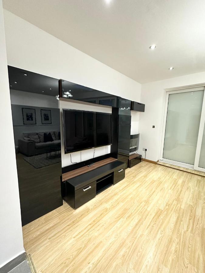 Retreat To A Stylish Ensuite In 런던 외부 사진