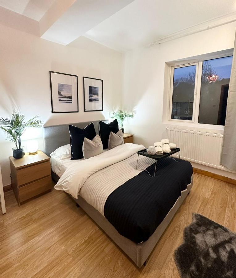 Retreat To A Stylish Ensuite In 런던 외부 사진