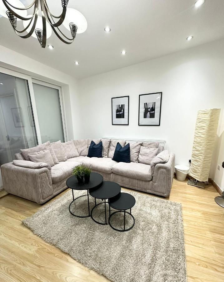 Retreat To A Stylish Ensuite In 런던 외부 사진
