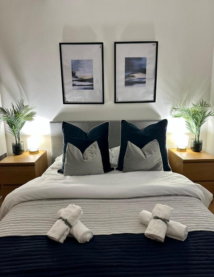 Retreat To A Stylish Ensuite In 런던 외부 사진