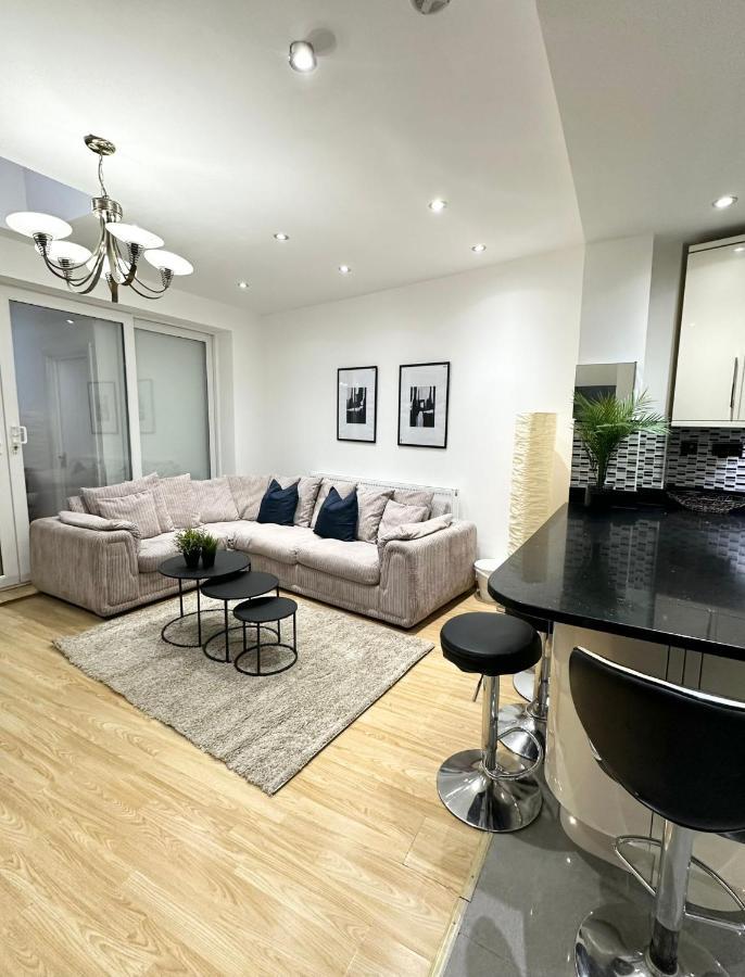 Retreat To A Stylish Ensuite In 런던 외부 사진